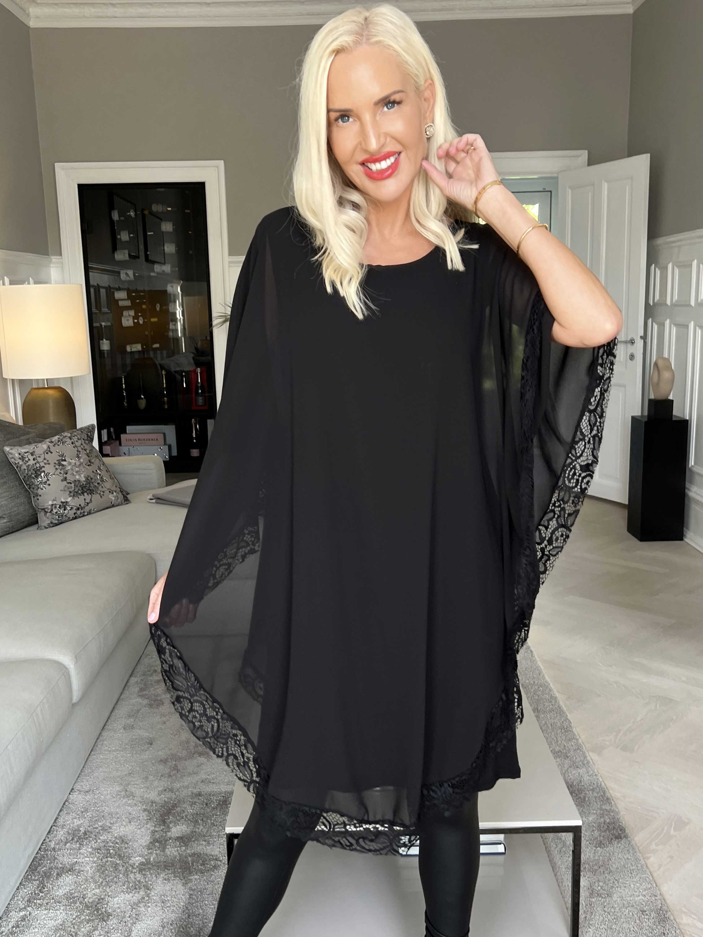 Kenya Edge - Tunikaklänning med chiffonglager och spetskant